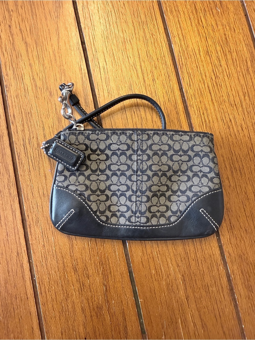 Vtg Coach Soho Signature Wristlet in Black and Tan Monogram